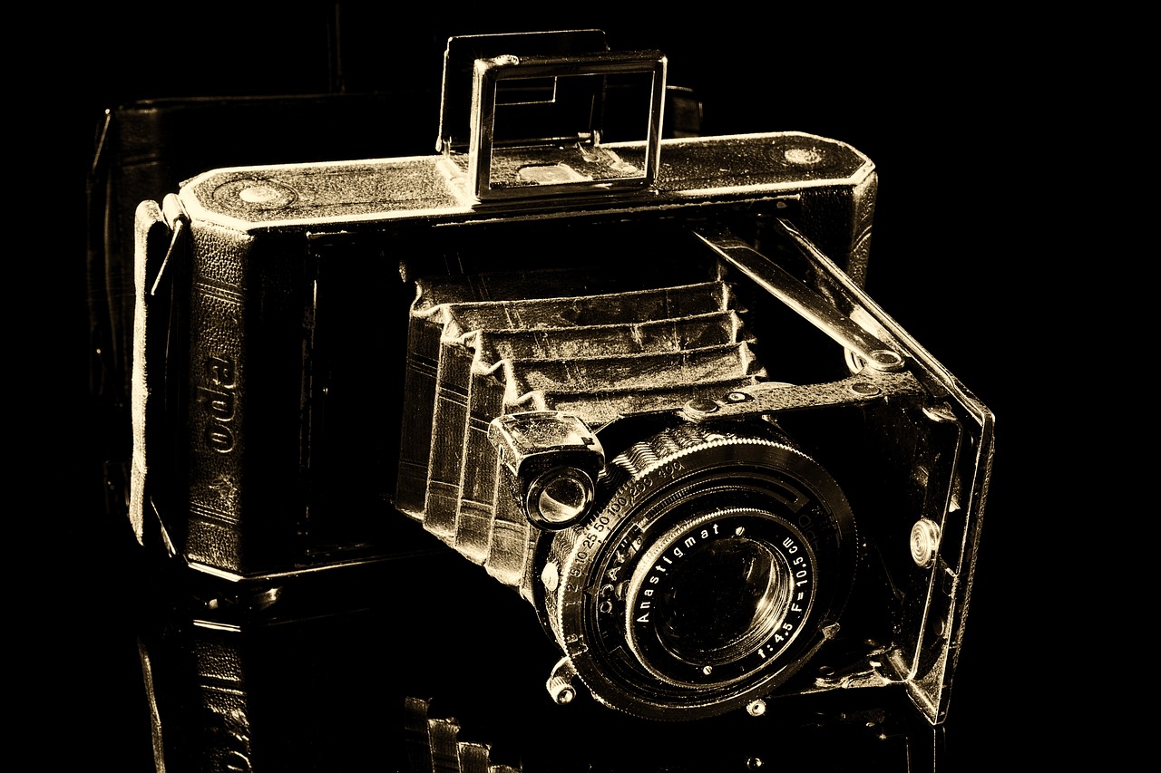 camera, balgenkamera, old, nostalgic, nostalgia, rangefinder camera, viewfinder, pictures, photo, taking photos, sepia coloured, reflection, reflections, anastigmat, aperture ring, self timer, roll film, rollfilm camera, old movie, black-and-white, camera, camera, camera, camera, camera